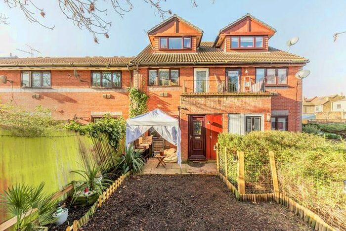 1 Bedroom Maisonette To Rent In Weavers Close, Isleworth, TW7