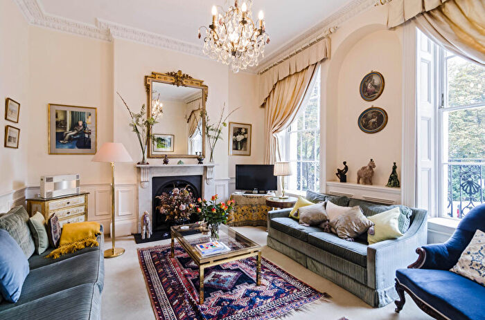 4 Bedroom House For Sale In Canonbury Square, London, N1