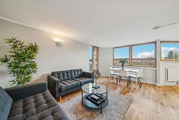 3 Bedroom Flat To Rent In Upper Whistler Walk, World's End Estate, London, SW10