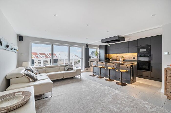 3 Bedroom Flat For Sale In Lake Avenue, Poole, Dorset, BH15