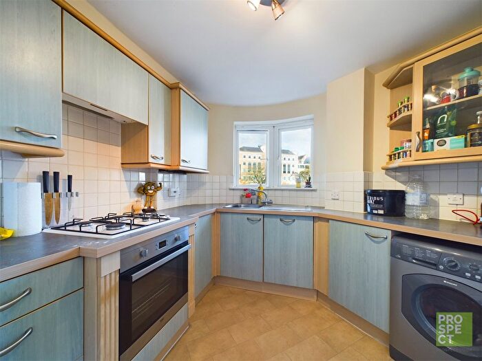 2 Bedroom Flat For Sale In Grantley Heights, Kennet Side, Reading, Berkshire, RG1