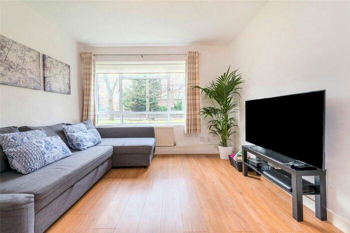 1 Bedroom Flat To Rent In Fairdene Court, Camden Road, N7