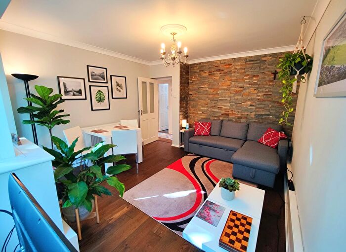 3 Bedroom Flat To Rent In Thursley Gardens, London, SW19