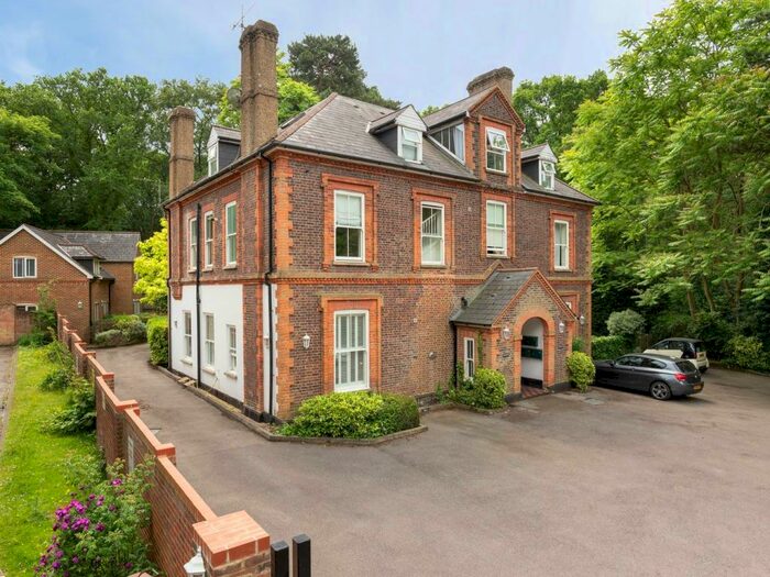 2 Bedroom Apartment To Rent In Elgin Road, Weybridge, KT13