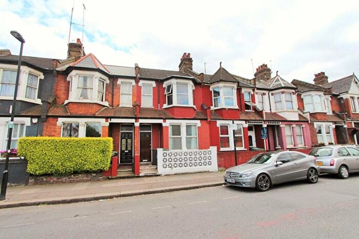 Flat To Rent In Dowsett Road, Tottenham, London, N17