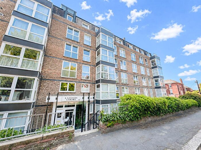 2 Bedroom Flat For Sale In Cumberland Gardens, St. Leonards, TN38
