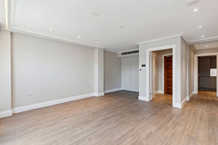 2 Bedroom Flat For Sale In Goldhawk Road, Shepherds Bush Green, W12