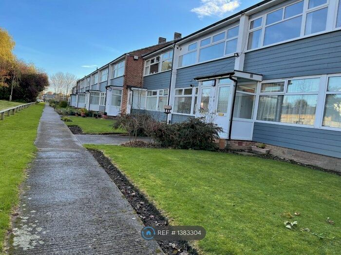 2 Bedroom Flat To Rent In High Moor Court, Leeds, LS17