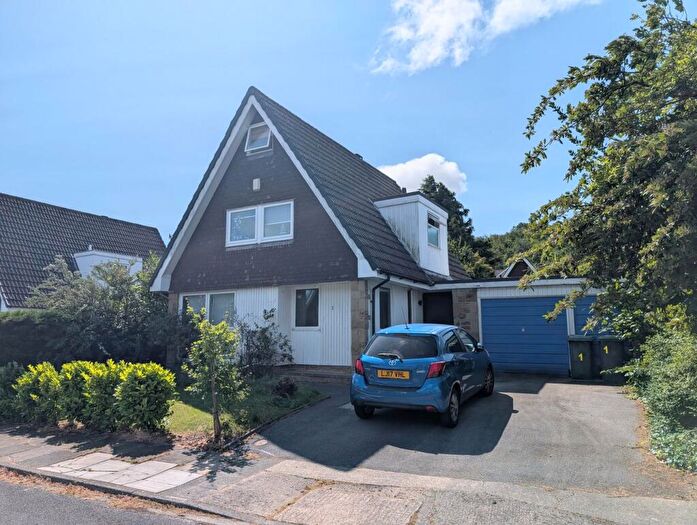 3 Bedroom Detached House For Sale In Hollin Wood Close, Moorhead, Shipley, BD18