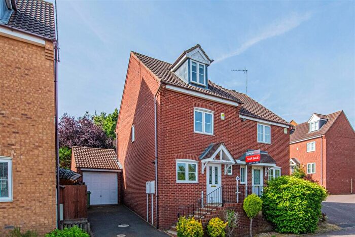 3 Bedroom Semi-Detached House For Sale In Hunt Close, Wellingborough, NN8