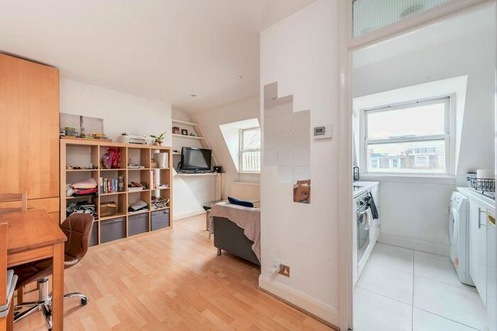 2 Bedroom Flat To Rent In Inverness Terrace, Bayswater, London, W2