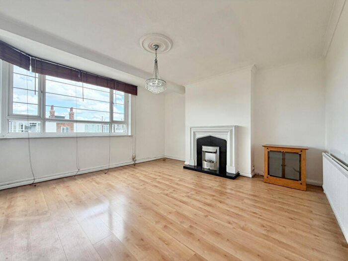 2 Bedroom Flat For Sale In Seymour Court, Winchmore Hill, N21