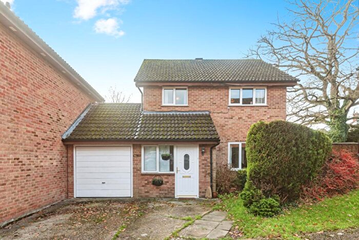 3 Bedroom Link Detached House For Sale In Wickham Close, Tadley, RG26