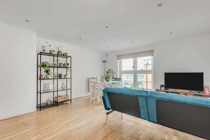2 Bedroom Flat To Rent In Pembroke House, Kings Avenue, SW4
