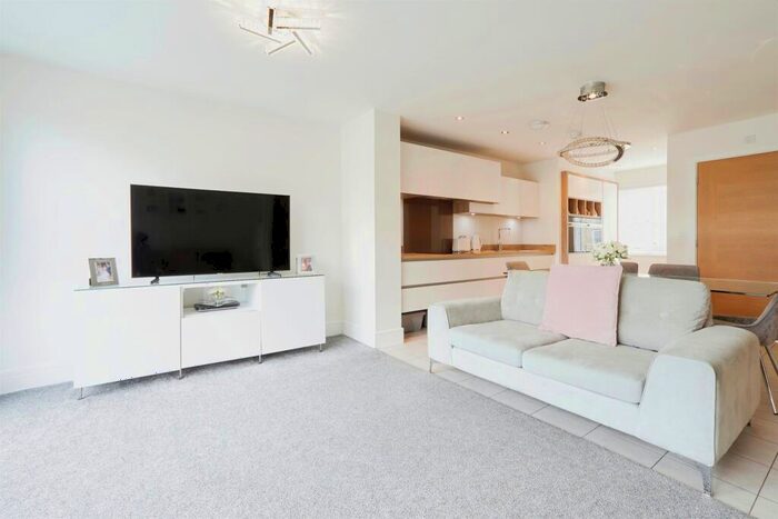 3 Bedroom End Of Terrace House For Sale In Quarry Park, Idle, Bradford, BD10