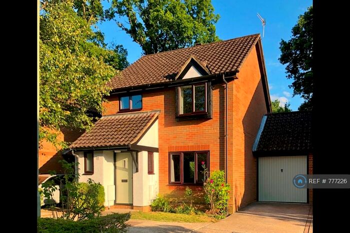 3 Bedroom Detached House To Rent In Langshott, Horley, RH6