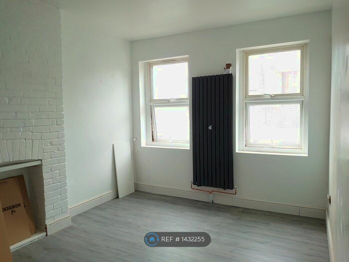 2 Bedroom Flat To Rent In High Road, Romford, RM6