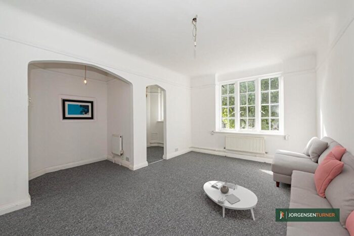 1 Bedroom Flat To Rent In *Heating And Hot Water Included*Hillsborough Court Mortimer Crescent, London, NW6