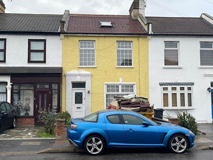 4 Bedroom Terraced House To Rent In Sunnyside Road, Ilford, IG1