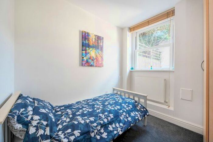 2 Bedroom Flat To Rent In Goldhawk Road, Shepherd's Bush, London, W12