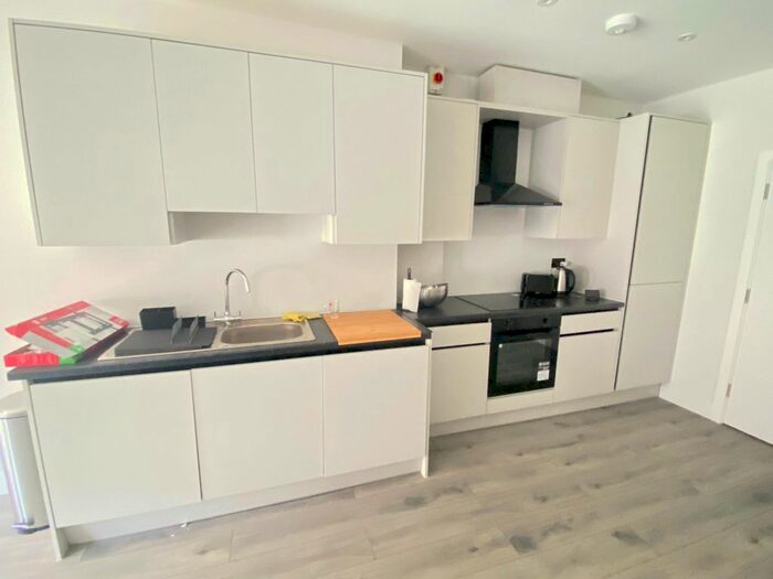 2 Bedroom Flat To Rent In High Street, Hounslow, TW3