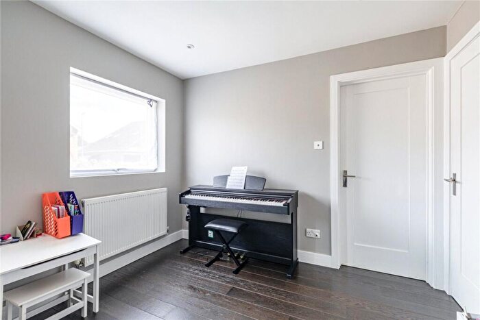 5 Bedroom Detached House For Sale In Ottershaw, Surrey, KT16