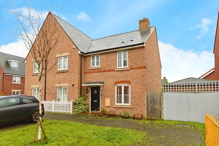 3 Bedroom Semi-Detached House For Sale In Aspen Gardens, Stotfold, Hitchin, SG5