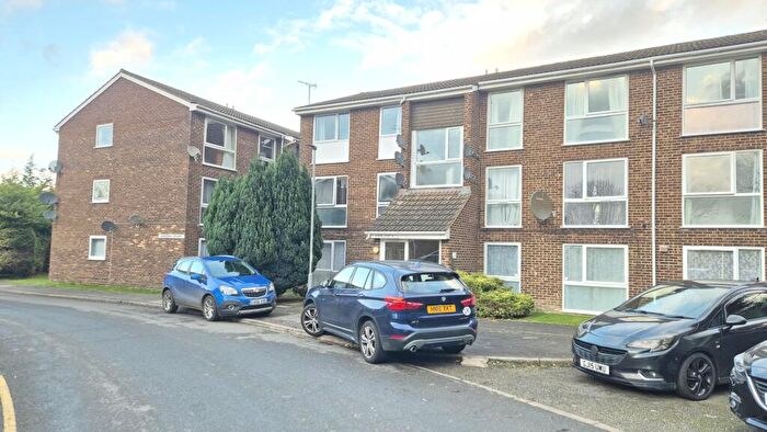 2 Bedroom Flat To Rent In The Mall, Dunstable, LU5
