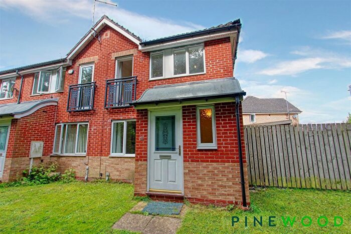 3 Bedroom Town House To Rent In Wain Avenue, Riverside, Chesterfield, Derbyshire, S41