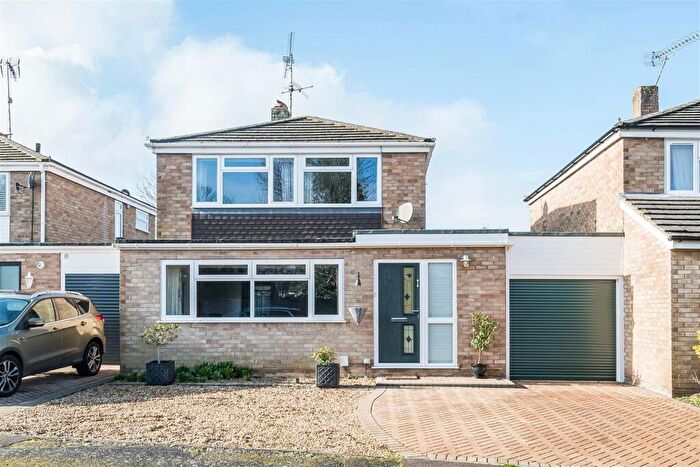 3 Bedroom Link Detached House For Sale In Wyndham Close, Yateley, GU46