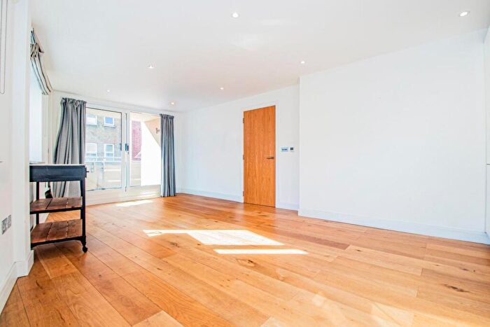 2 Bedroom Apartment To Rent In Cavell Street, London, E1