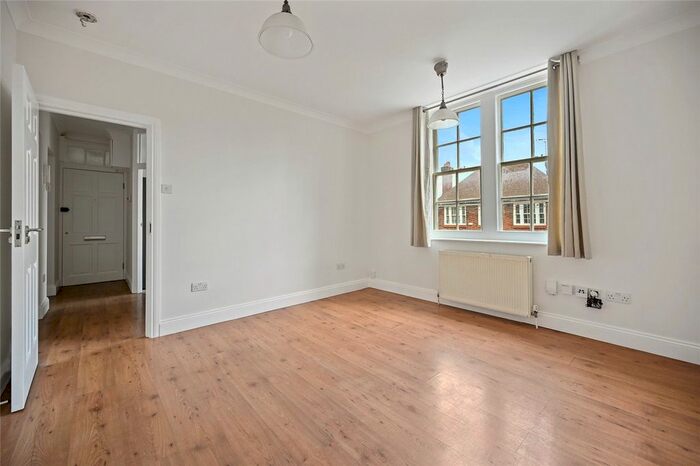 3 Bedroom Flat To Rent In Cleverly Estate, Wormholt Road, Shepherds Bush, London, W12