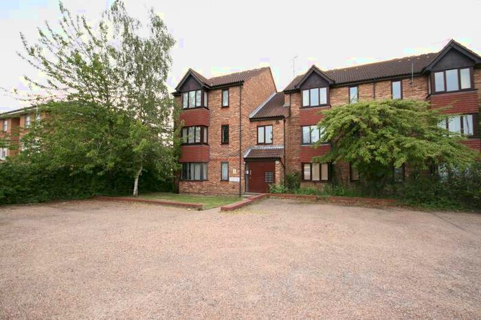 Flat To Rent In Franklin Avenue, Slough, SL2