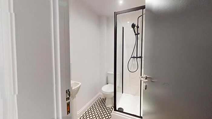 6 Bedroom Flat To Rent In Thurloe House, Manchester, M14