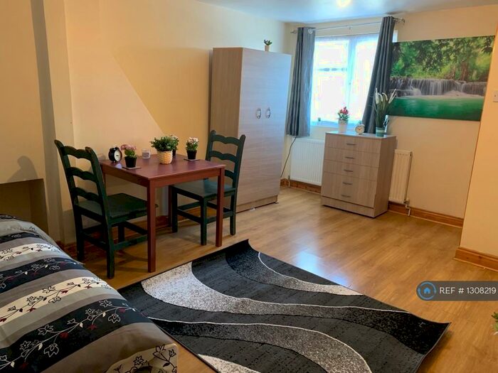 Studio To Rent In Dongola Road, London, N17