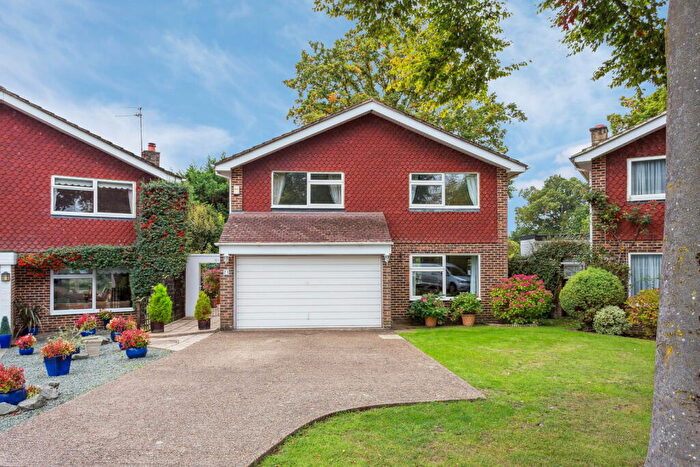 4 Bedroom Detached House For Sale In Arden Mhor, Pinner, HA5