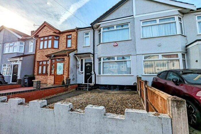 2 Bedroom Property To Rent In Hawthorn Avenue, Rainham, RM13