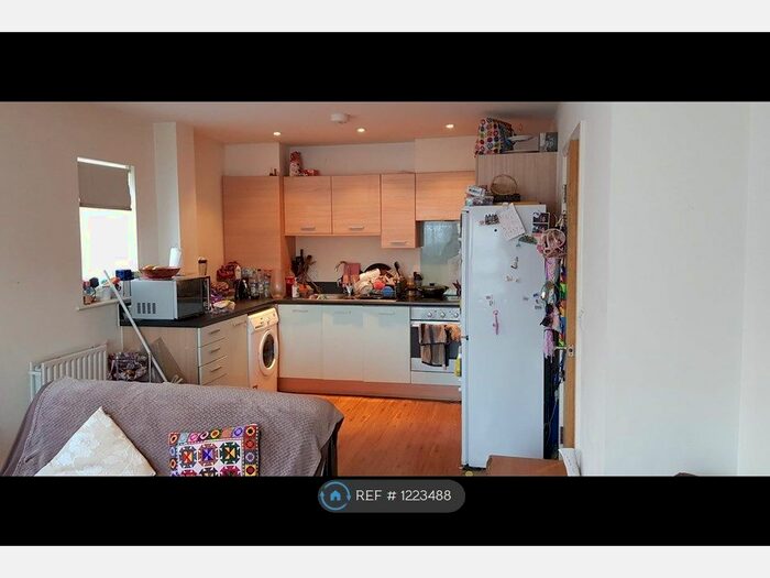 2 Bedroom Flat To Rent In Acorn Close, Langley, Slough SL3