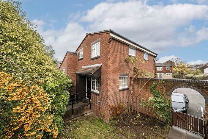 1 Bedroom Property For Sale In Cromwell Close, Acton, W3