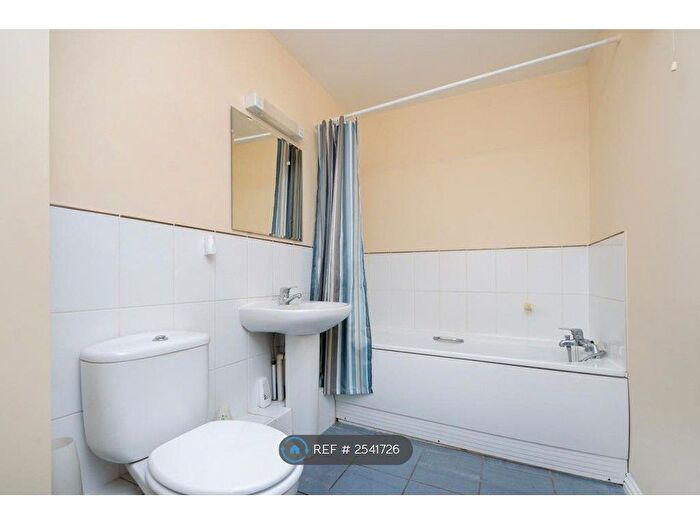 3 Bedroom Flat To Rent In Harriet House, Hemel Hempstead, HP3