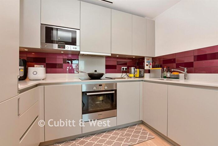 2 Bedroom Flat For Sale In Saffron Central Square, Croydon, Surrey, CR0