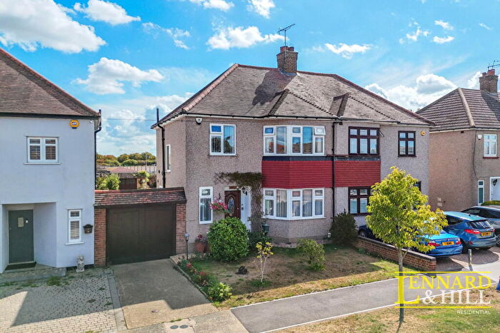 3 Bedroom Semi-Detached House For Sale In Carlton Road, Woodside, Grays, RM16
