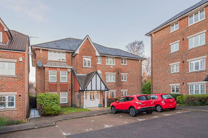 2 Bedroom Flat For Sale In Fawcett Close, Streatham Common, London, SW16