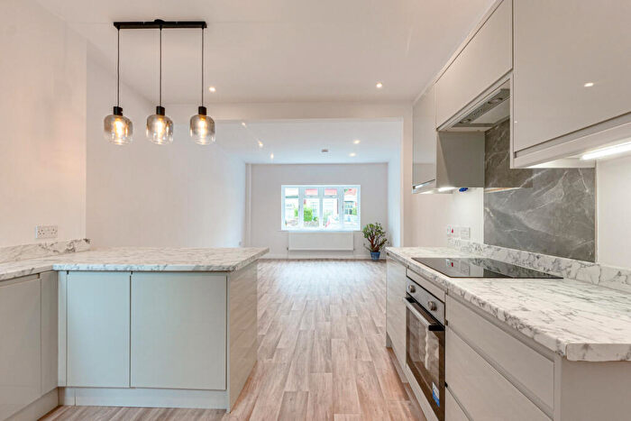 2 Bedroom Flat For Sale In Pall Mall, Leigh-on-sea, SS9