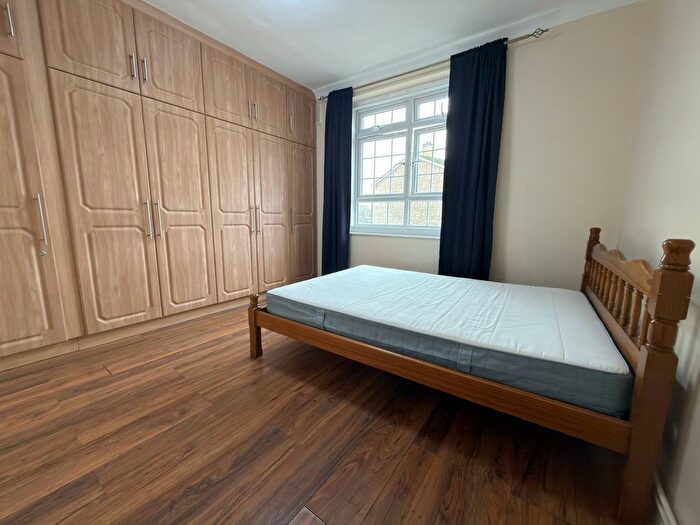 3 Bedroom Flat To Rent In Hazelhurst Road, London, SW17
