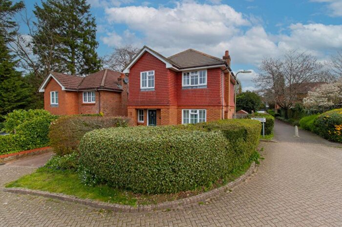 4 Bedroom Link Detached House For Sale In Cavendish Gardens, Church Crookham, GU52