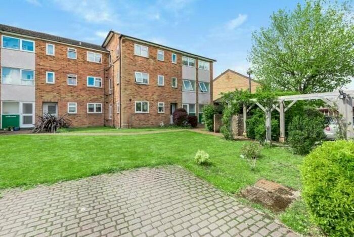 2 Bedroom Flat To Rent In Windsor, Berkshire, SL4