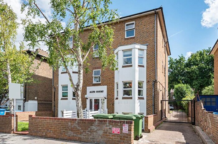 1 Bedroom Flat For Sale In Blenheim Grove, Peckham Rye, London, SE15