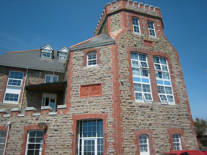 3 Bedroom Flat To Rent In Promenade, Penzance, TR18