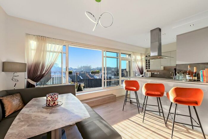 2 Bedroom Penthouse To Rent In The Boulevard, Greenhithe, DA9